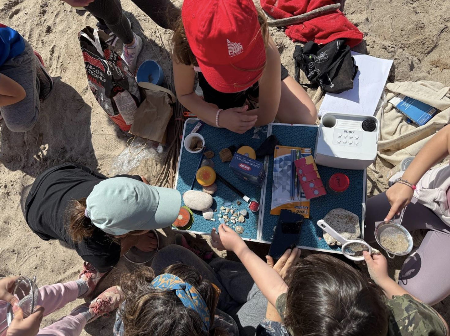 Alumnado tomando conciencia del tipo de residuos que hay en la playa.