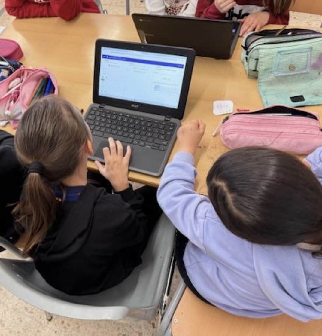 Alumnado entrenando al modelo de IA con LMLearning