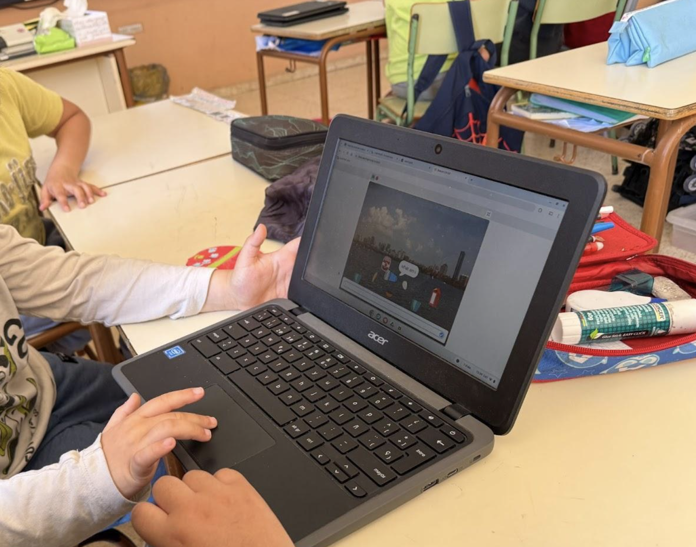 Alumnado creando con las nuevas tecnologías.