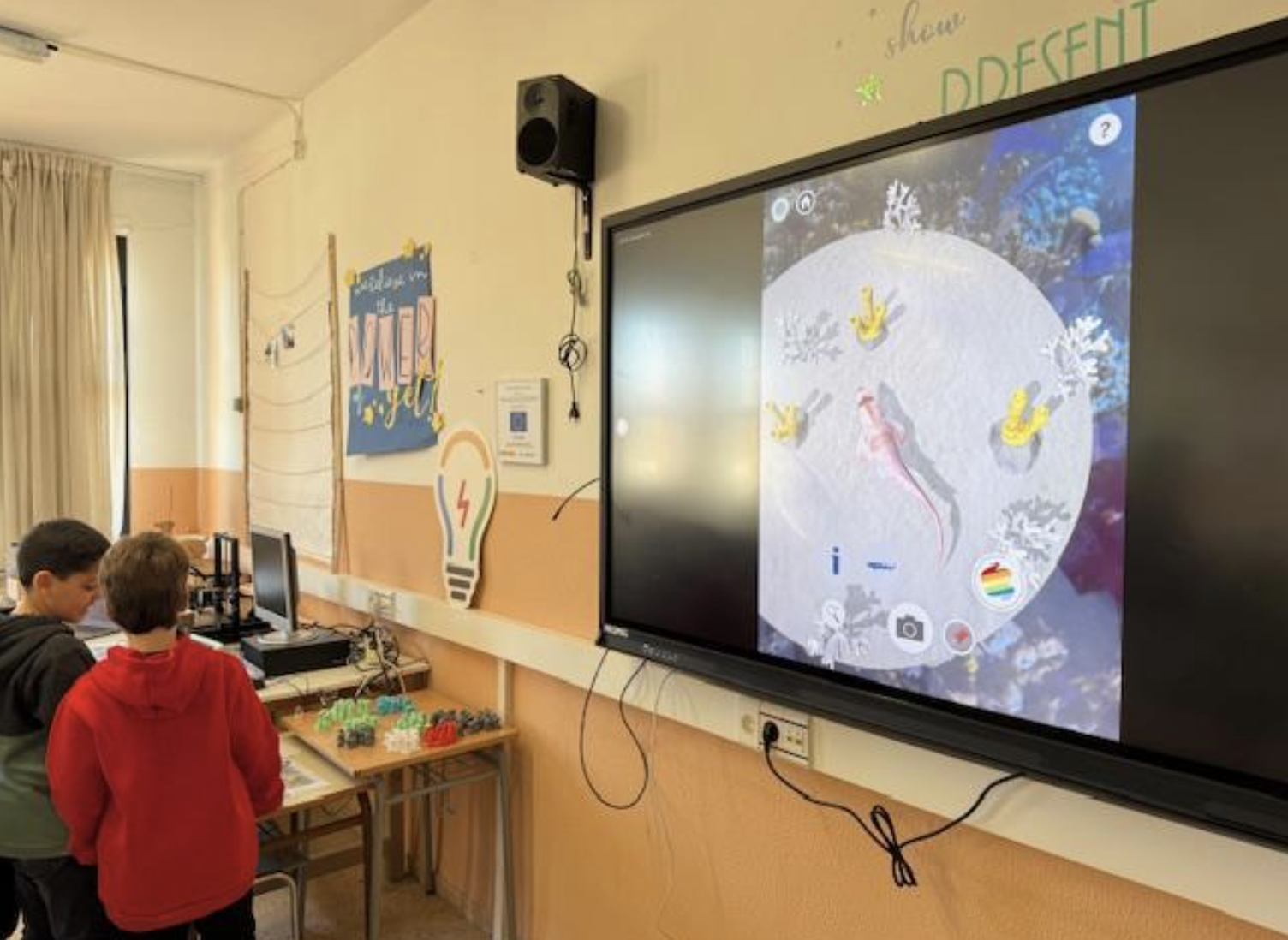 Alumnado interactuando con el mundo marino en 3D.