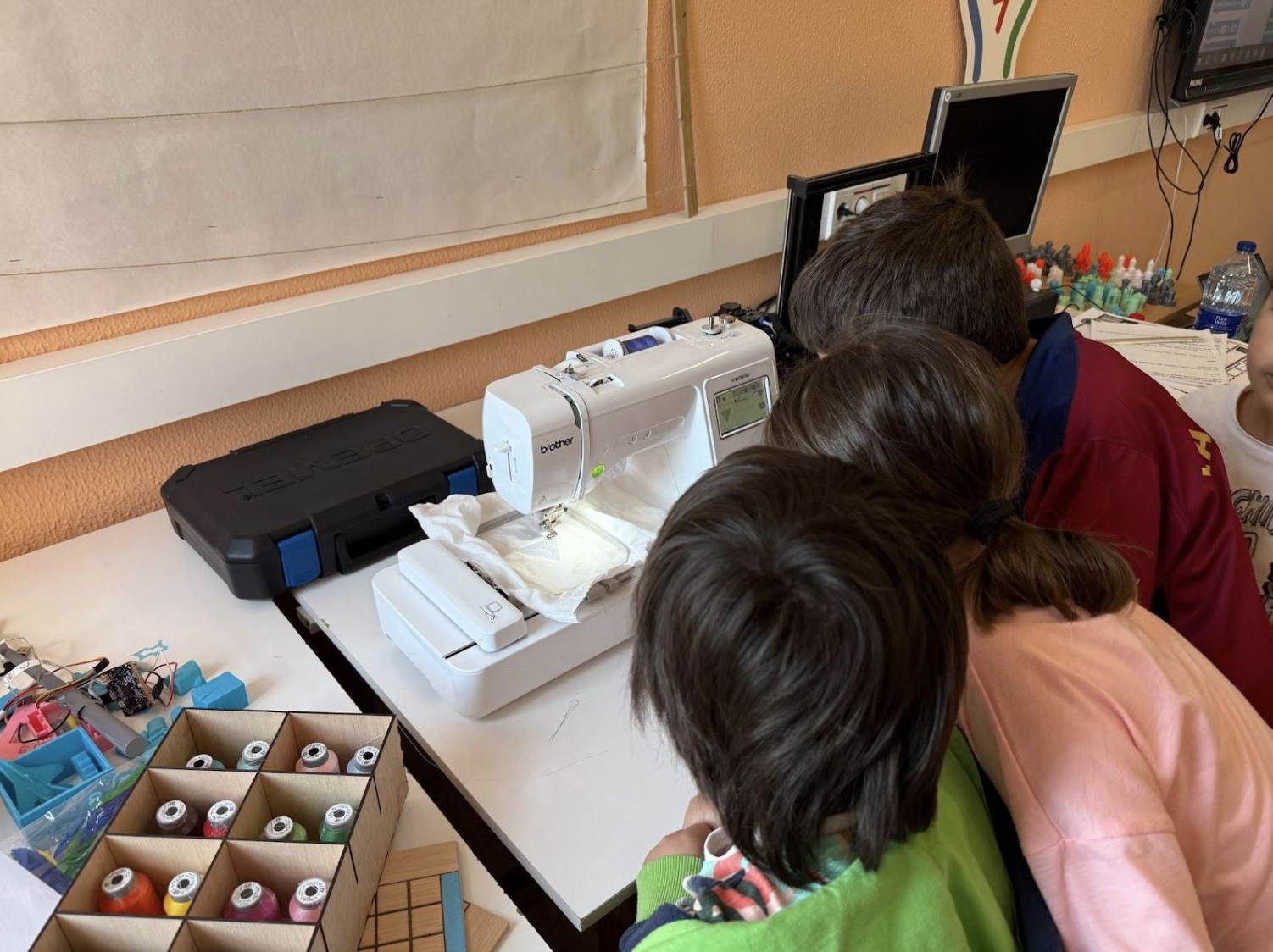 Alumnado bordando el diseño programado.