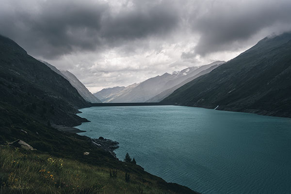 Imatge fotogràfica. Paisatge de muntanyes i fiord.