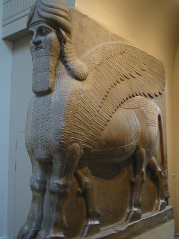 image Escultura de Toro alado