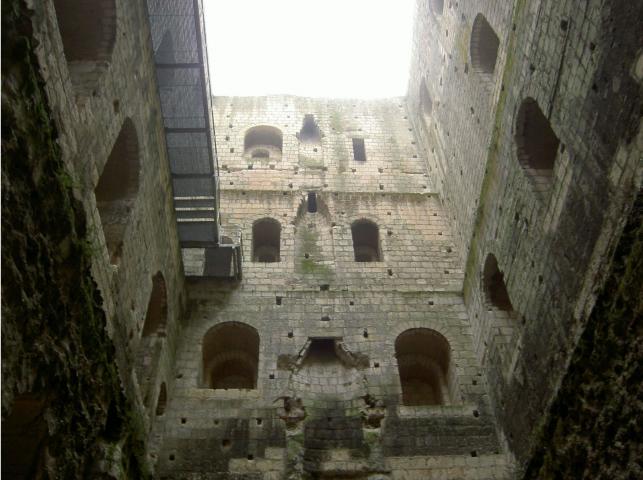 image Interior de la torre del homenaje de Loches (Francia)