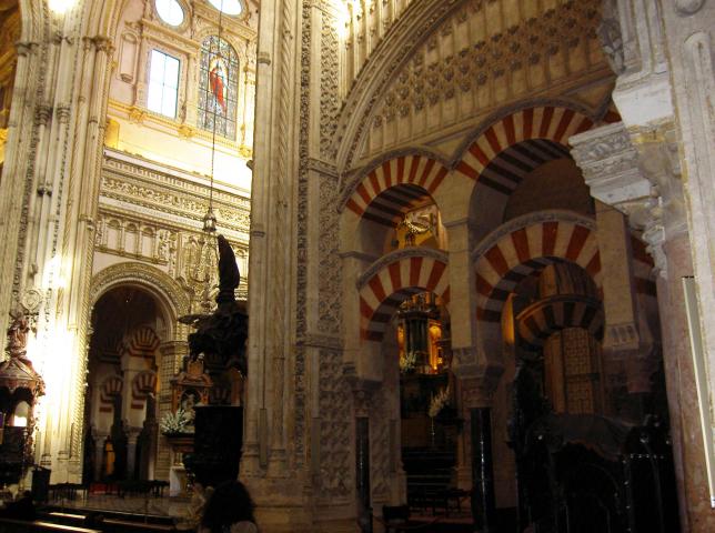 image Arcos dobles en el interior de la Mezquita-Catedral de Córdoba (España)