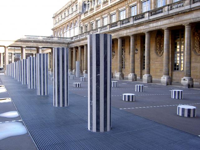 image Instalación de arte de Buren en el Palais Royal, París (Francia)