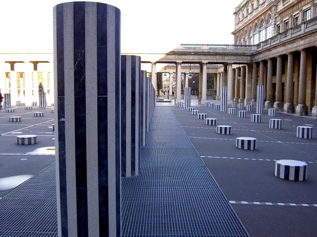 image Instalación de arte de Buren en el Palais Royal, París (Francia)