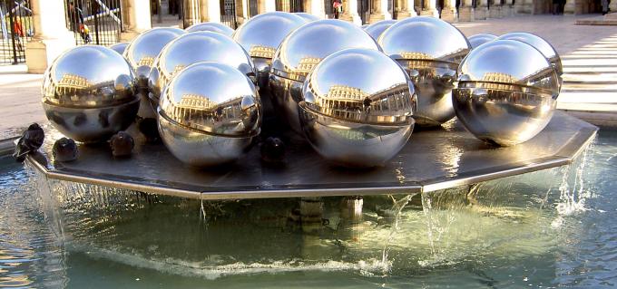 image Bolas de plata en la fuente en el Palais-Royal (París)