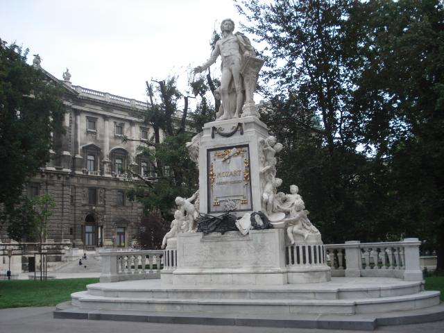 image Monumento a Mozart, Viena (Austria)