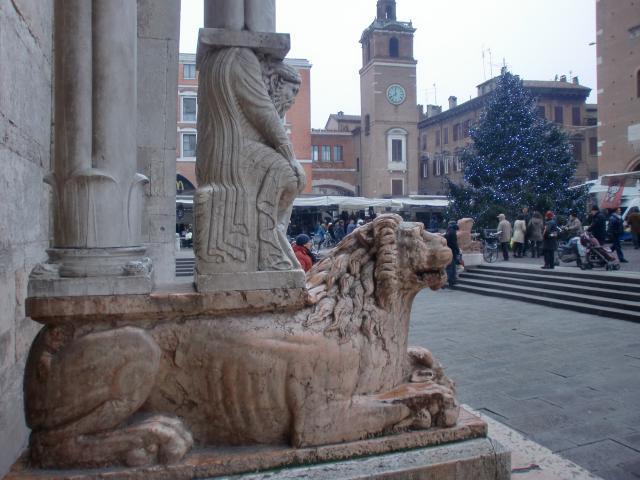 image Columna con base de león