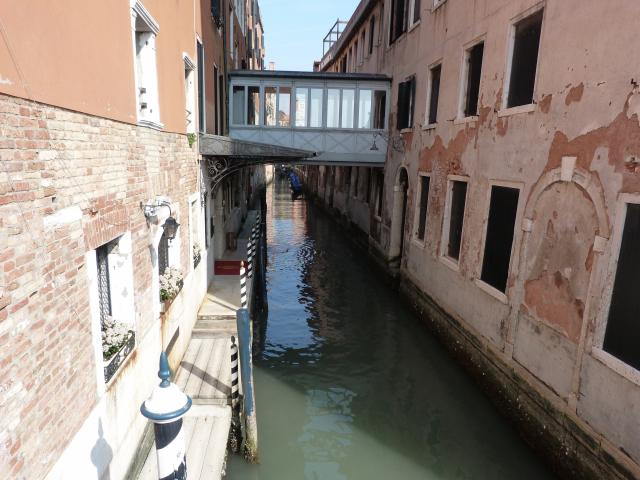 image Pasillo flotante en un canal de Venecia
