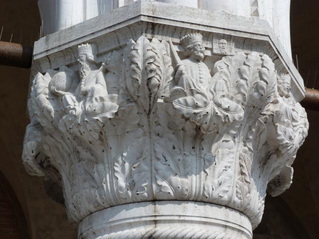 Capitel de columna del Palacio Ducal