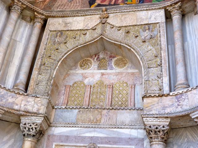 image Detalles basílica de San Marcos