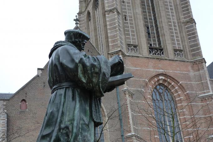 image Estatua de Erasmo de Róterdam