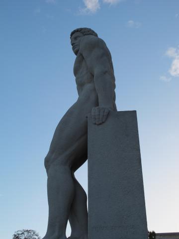 image Escultura de Adán 