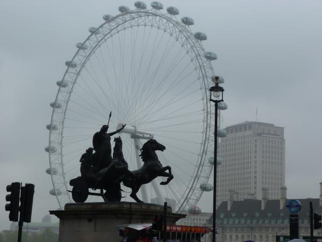 image London Eye y escultura