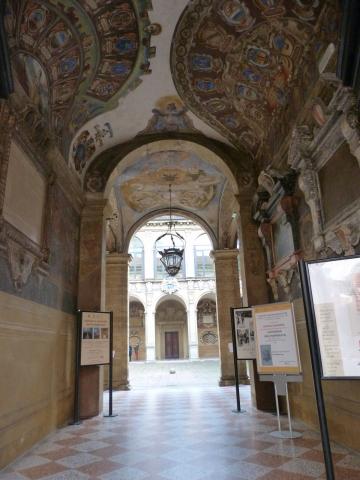 image Entrada biblioteca de Bolonia 