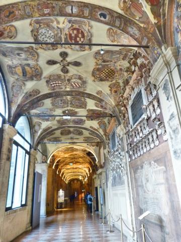 image Escudos biblioteca