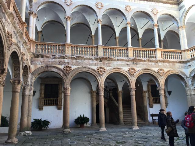 image Patio del castillo de la Calahorra