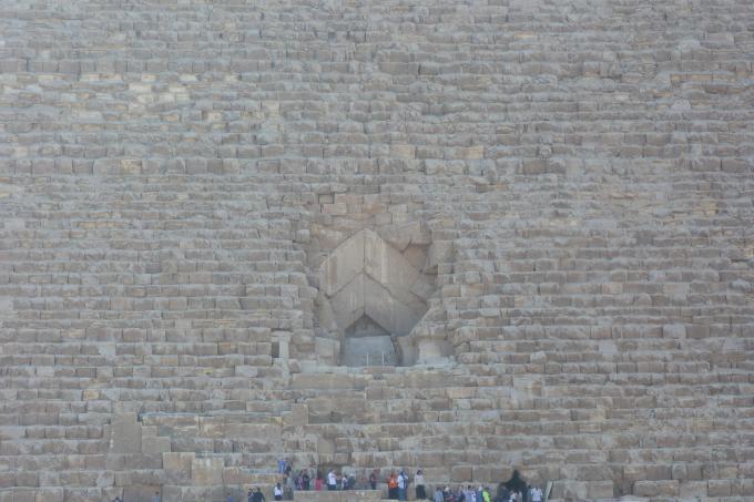 Entrada de la pirámide Keops