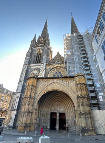 image Fachada de la Catedral de Bayona en obras