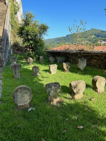 image Jardín de estelas Iglesia de San Esteban (Bera de Bidasoa)