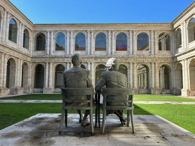 image Escultura de los Reyes de España Juan Carlos I y Sofía en el Museo Patio Herreriano (Valladolid)