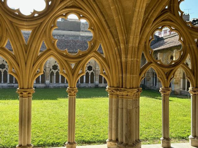 image Interior del claustro de la Catedral de Bayona