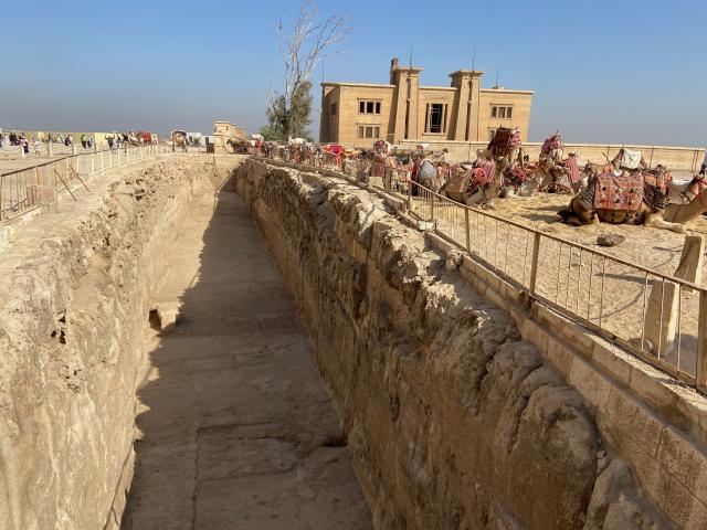 Fosa para la barca sagrada