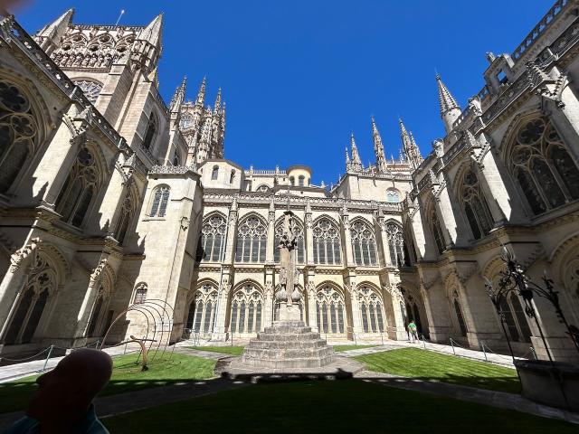 image Patio del claustro de la Catedral de Burgos