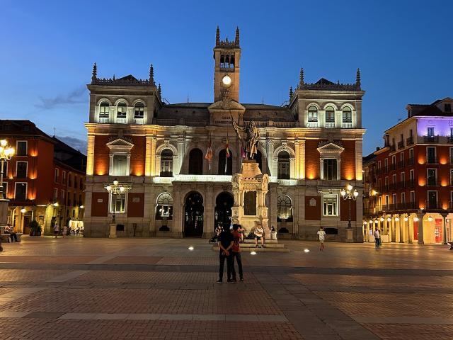 image Vista nocturna del monumento al conde Pedro Ansúrez y Plaza Mayor de Valladolid