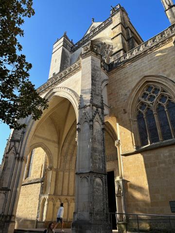 image Fachada de la Catedral de Bayona