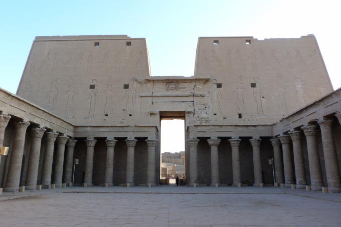 image Vista interna de los pilonos de Edfu.