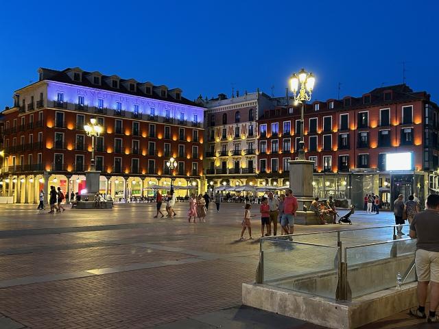 image Vista nocturna de la Plaza Mayor de Valladolid
