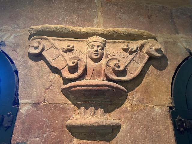 image Relieve en claustro del Convento de San Vicente.