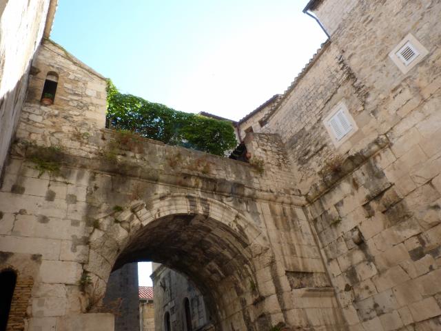 image Puerta Dorada (Palacio de Diocleciano)