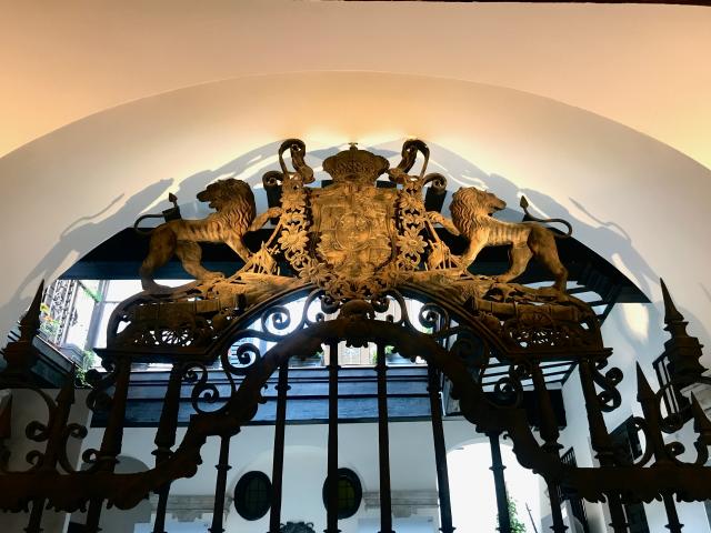 image Escudo en forja de la sociedad económica de Málaga