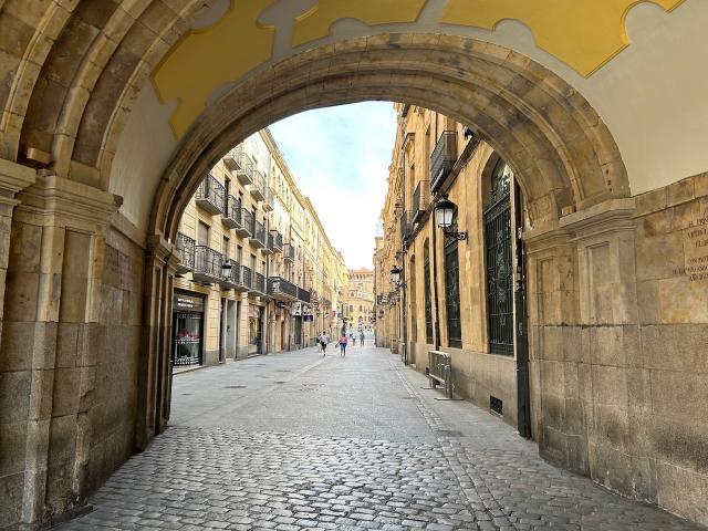 image Vistas de la ciudad de Salamanca desde uno de los arcos de la Plaza Mayor
