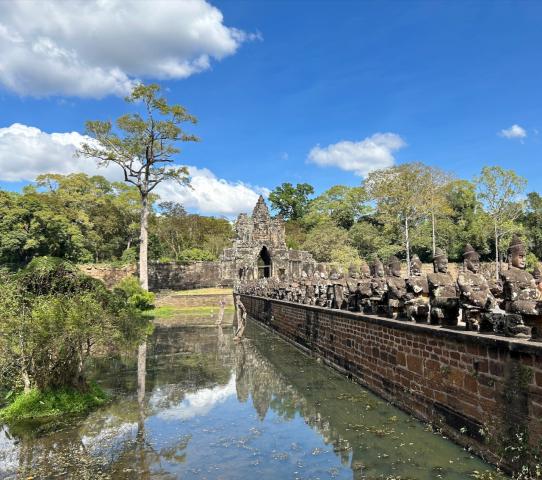image Puerta sur y foso de Angkor Thom