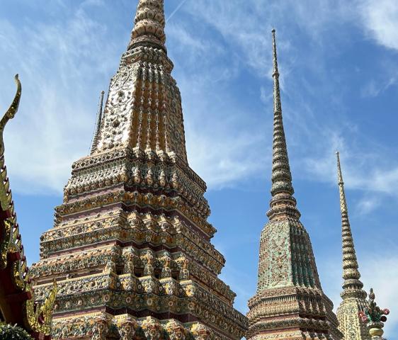 image Estupas del templo Wat Pho en Bangkok