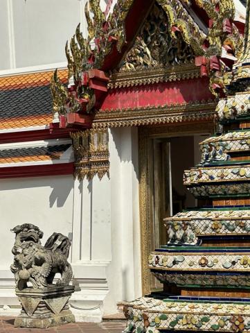 image Puertas y dragones en el templo Wat Pho en Bangkok