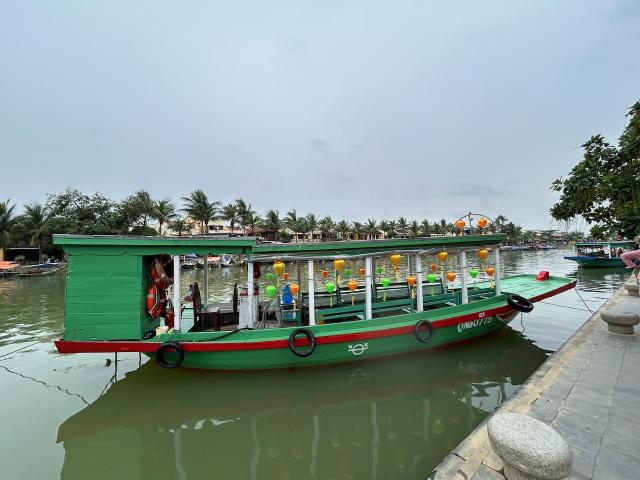 image Embarcación sobre el rio Thu Bon