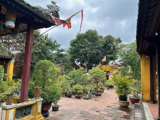 image Jardines del templo budista en Hoi An