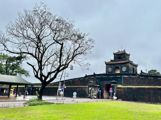image Puerta Ngan de la ciudadela imperial de Hué