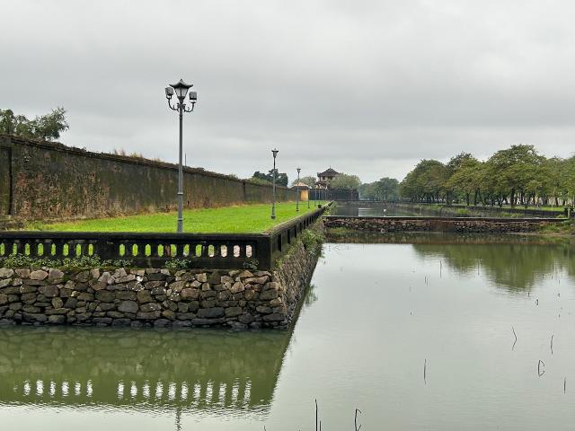 image Foso que rodea la ciudadela imperial de Hué