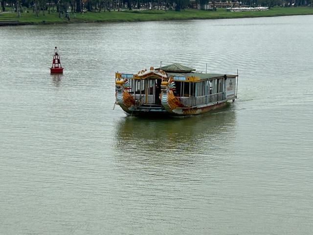 image Embarcación sobre el río del perfume en Hué