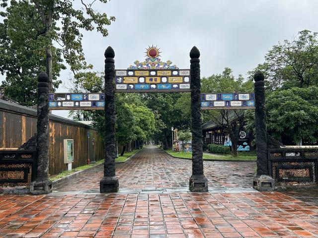 image Explanada de los mandarines de la ciudadela imperial de HUé