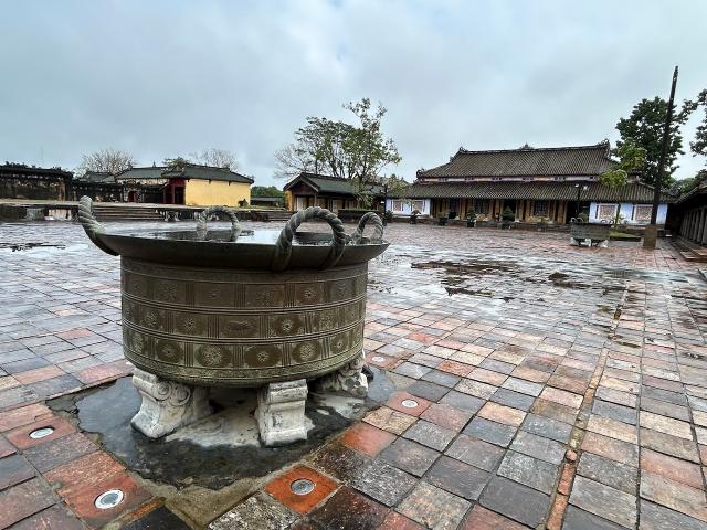 image Caldero de bronce en la explanada Dai Trieu de la ciudadela imperial de Hué