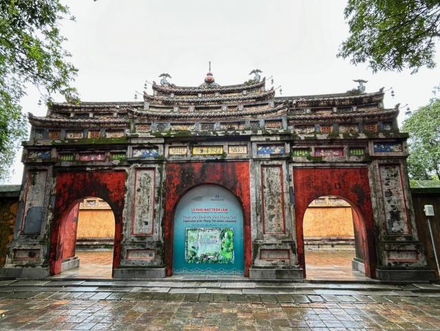 image Puerta del Templo Phung Tien de la ciudadela imperial de Hué