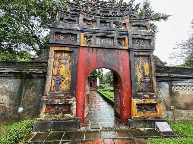 image Puerta de acceso al templo de Hung to Mieu de la ciudadela imperial de Hué